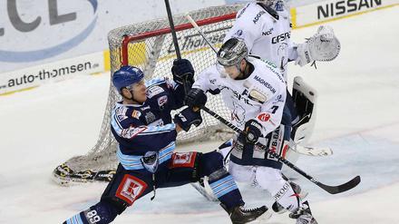 Frank Hördler (rechts im Archivbild) erzielte das einzige Tor für die Eisbären bei der Niederlage gegen Lulea HF.