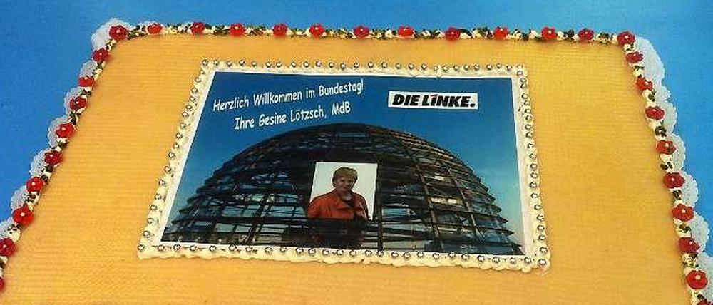 Leckere Linkspartei. Mit diesem Kuchen eröffnete Direktkandidatin Gesine Lötzsch ihre "Ausstellung zum Bundestag".