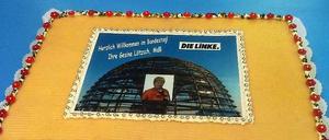 Leckere Linkspartei. Mit diesem Kuchen eröffnete Direktkandidatin Gesine Lötzsch ihre "Ausstellung zum Bundestag".