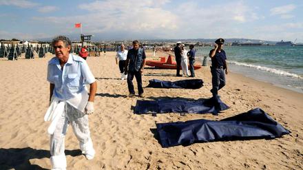 Leichen am Strand von Catania. Die Toten sind Flüchtlinge aus Nordafrika, die mit ihrem Boot kurz vor der sizilianischen Küste kenterten und an Land schwimmen wollten.