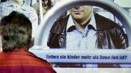 Medienkampagne "leiben sie kinder mehr als ihnen lieb ist" - ein Präventionsprojekt gegen Pädophilie der Charité in Berlin. 