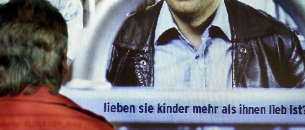Medienkampagne "leiben sie kinder mehr als ihnen lieb ist" - ein Präventionsprojekt gegen Pädophilie der Charité in Berlin. 