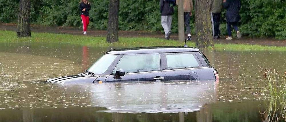 Weltuntergangswetter, versunkene Autos: Die Unwetter der vergangenen Tage haben ihre Spuren hinterlassen.