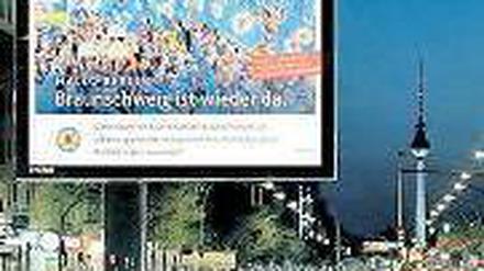 Eintracht in Berlin. Braunschweig wirbt derzeit landesweit auf Plakaten. Foto: dpa