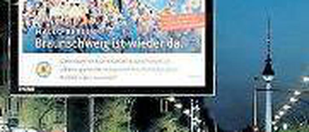 Eintracht in Berlin. Braunschweig wirbt derzeit landesweit auf Plakaten. Foto: dpa