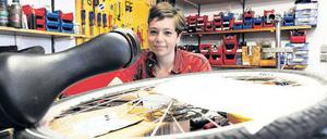 HIER WIRD GESCHRAUBT. Victoria Hilsberg hilft angehenden Fahrradexperten bei der Reparatur.
