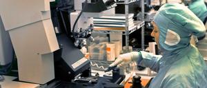 Viele Berufe in der optischen Industrie sind hochspezialisiert. Es geht unter anderem um Laser- und Raumfahrttechnik.