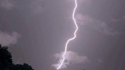 Treffer. Als höchster Punkt Berlins zieht der Fernsehturm die Blitze an. 