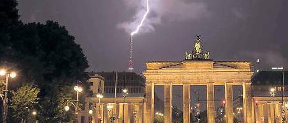 Treffer. Als höchster Punkt Berlins zieht der Fernsehturm die Blitze an.