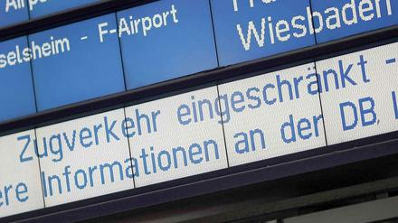 Eine Tafel im Mainzer Bahnhof zeigt an, dass der Zugverkehr stark eingeschränkt ist. 