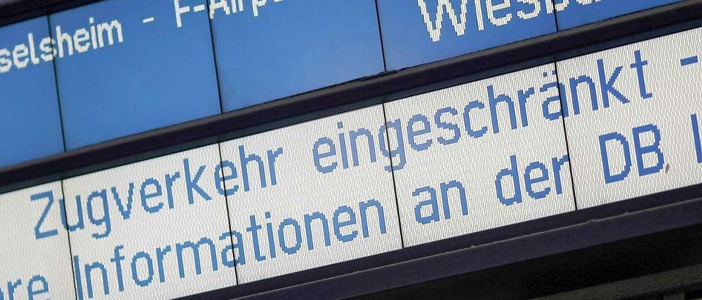 Eine Tafel im Mainzer Bahnhof zeigt an, dass der Zugverkehr stark eingeschränkt ist. 