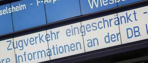 Eine Tafel im Mainzer Bahnhof zeigt an, dass der Zugverkehr stark eingeschränkt ist. 