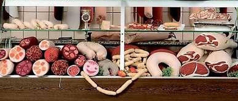 Wursttheke von Silvia Wal. Die Wurstwaren kann man nicht essen - sie sind aus Stoff.