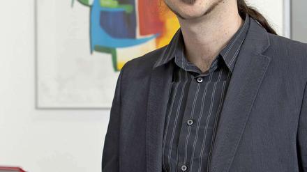 Johannes Engel leitet die Caritas Sozialstation Tiergarten in Berlin. Zu der Station gehören auch zwei Demenz-WGs.