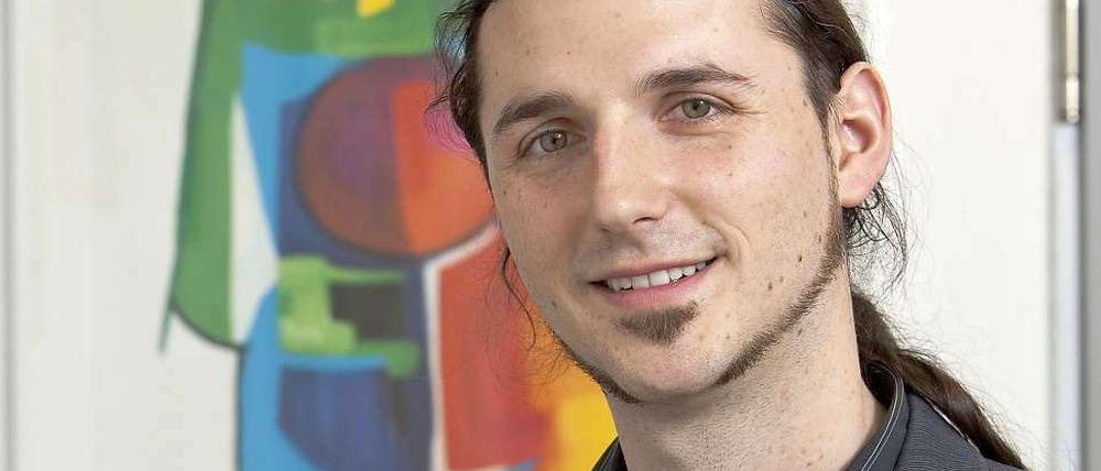Johannes Engel leitet die Caritas Sozialstation Tiergarten in Berlin. Zu der Station gehören auch zwei Demenz-WGs.