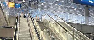 Beförderungshilfe. Nicht überall funktionieren die Rolltreppen so gut wie hier am Potsdamer Platz. Fahrgäste von BVG und S-Bahn beklagen sich über Ausfälle. 