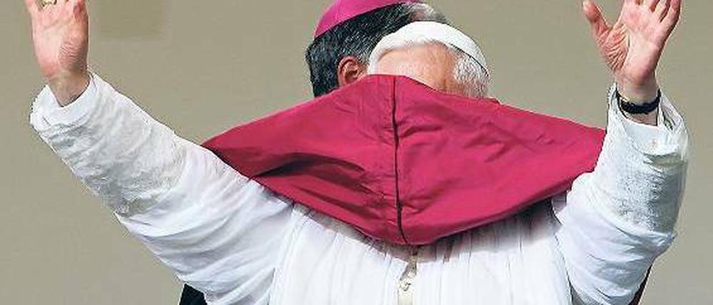 Blickt er noch durch? Papst Benedikt XVI. soll mittlerweile über die Hintermänner des Dokumentenklaus im Vatikan Bescheid wissen. Er hüllt sich in Schweigen. Foto: dapd