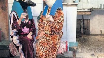 In der Ausstellung zu sehen: Diese Photographie von Janne Schäfer und Kristine Agergaar zeigt eine Alltagsszene in Kairo 2006. Die altägyptischen Götter Horus und Anubis trinken Tee.