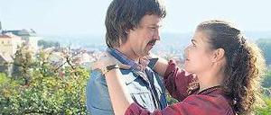 Gefühle kennen keine Grenzen. Gregor (Peter Schneider) ist Tischler in Halle, Elke (Katharina Wackernagel) Hausfrau in Coburg. Zusammen sind sie ein Liebespaar.