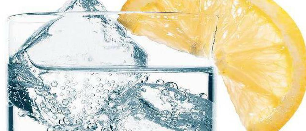 Cocktail-Kult. Einige Berliner Barkeeper schlagen ihre Würfel inzwischen per Hand, andere schwören auf japanische Maschinen.