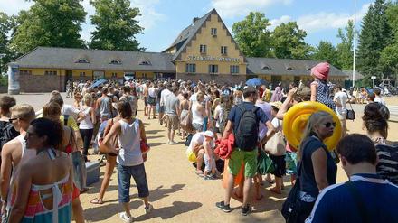 Anstehen unter sengender Sonne: Am Strandbad Wannsee konnte es bis zu einer Stunde dauern, bis die Schwimmwilligen hinein gelassen wurden. 