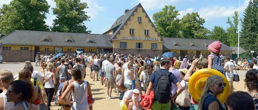 Anstehen unter sengender Sonne: Am Strandbad Wannsee konnte es bis zu einer Stunde dauern, bis die Schwimmwilligen hinein gelassen wurden. 
