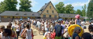 Anstehen unter sengender Sonne: Am Strandbad Wannsee konnte es bis zu einer Stunde dauern, bis die Schwimmwilligen hinein gelassen wurden.