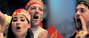 Volk in Aufruhr. Tunesische Regierungsgegner demonstrieren in der Nähe des Parlamentsgebäudes in Tunis gegen das islamistische Regime. Auslöser für die Proteste war unter anderem die Ermordung des säkularen Oppositionspolitikers Mohamed Brahmi Ende Juli. Foto: dpa