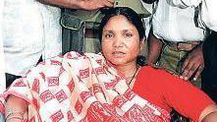 Das Ende. Nach monatelanger Verfolgung stellte sich Phoolan Devi 1983 freiwillig der Polizei, zusammen mit ihrem Banden-Kompagnon Man Singh wurde sie festgenommen. Foto: Ludwig/Sipa