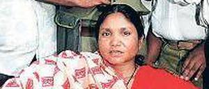 Das Ende. Nach monatelanger Verfolgung stellte sich Phoolan Devi 1983 freiwillig der Polizei, zusammen mit ihrem Banden-Kompagnon Man Singh wurde sie festgenommen. Foto: Ludwig/Sipa