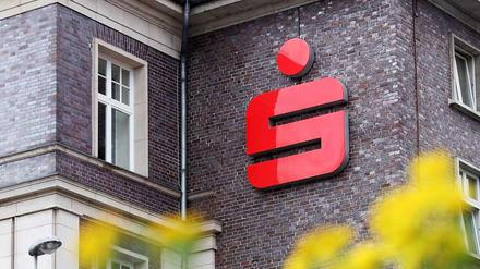 Die Sparkassen im Osten spüren die niedrigen Zinsen. 