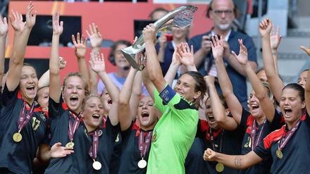 Das war erst der achte Streich... Deutschlands Fußball-Nationalspielerinnen mit der EM-Trophäe.