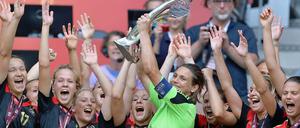 Das war erst der achte Streich... Deutschlands Fußball-Nationalspielerinnen mit der EM-Trophäe.