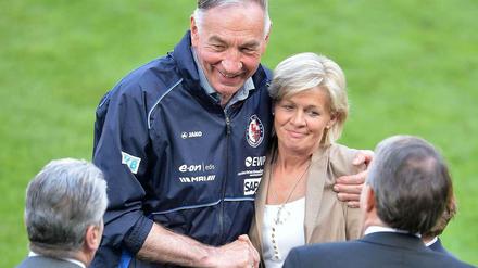 Im Schwitzkasten oder freundliche Umarmung? Bernd Schröder, 71, ist seit 1971 mit Unterbrechungen Trainer von Turbine Potsdam. er zählt zu den Kritikern von Bundestrainerin Silvia Neid.