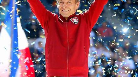 Konfetti-Cup: Jürgen Klinsmann nach dem Sieg im Cold Cup mit dem US-Team.