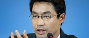 Der FDP-Chef bezeichnet den Vorwurf Steinbrücks, die Bundeskanzlerin habe im Umgang mit der NSA ihren Amtseid gebrochen, als "maßlos überzogen".