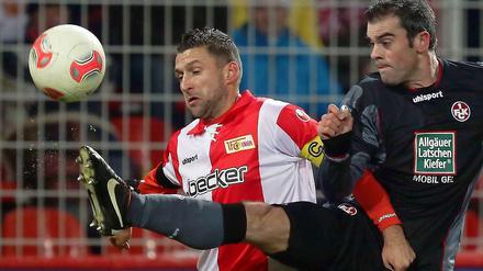 Geheim und weniger geheim. Unions Torsten Mattuschka im Duell mit Marc Torrejon vom 1. FC Kaiserslautern. Mit ihren Mannschaften zählen beide Spieler zu den Mitfavoriten auf den Aufstieg.