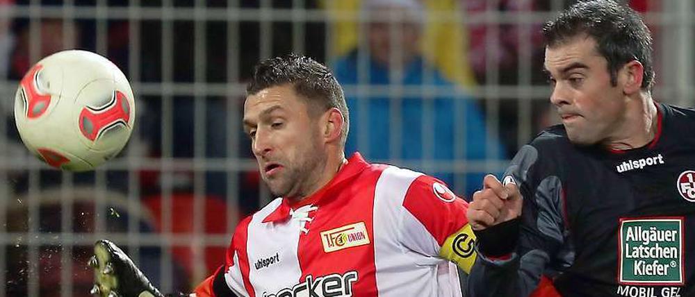 Geheim und weniger geheim. Unions Torsten Mattuschka im Duell mit Marc Torrejon vom 1. FC Kaiserslautern. Mit ihren Mannschaften zählen beide Spieler zu den Mitfavoriten auf den Aufstieg.