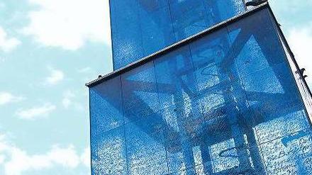 Himmelspyramide. Aus der Ferne sieht der Blaue Obelisk noch gut aus. 