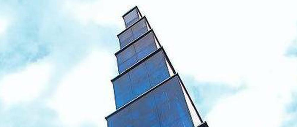 Himmelspyramide. Aus der Ferne sieht der Blaue Obelisk noch gut aus.