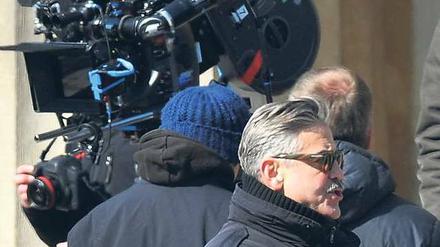 Kriegskunst. George Clooney bei den Dreharbeiten in Berlin. Foto: dpa