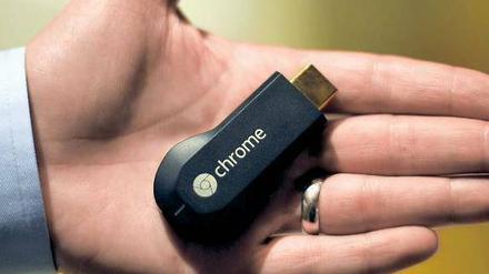 Dieser Stick bringt Inhalte von Smartphones oder Tablets auf den Fernseher.Foto: AFP