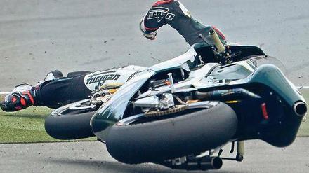 Motorrad im Tiefflug. Auch der Brite Michael Laverty stürzte auf dem Sachsenring spektakulär, blieb aber unverletzt.