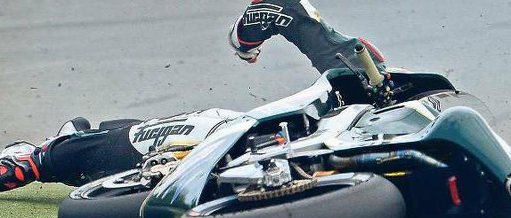 Motorrad im Tiefflug. Auch der Brite Michael Laverty stürzte auf dem Sachsenring spektakulär, blieb aber unverletzt.