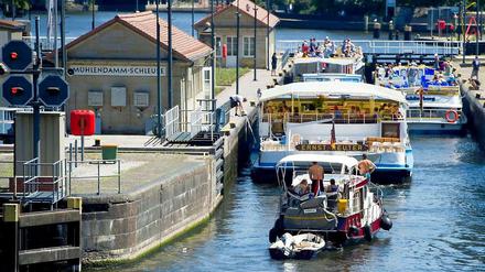 Freie Fahrt - noch. Ab Donnerstag sind die Berliner Schleusen, hier die Mühlendamm-Schleuse, für drei Tage geschlossen. Die Schleusenwärter streiken.