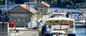 Freie Fahrt - noch. Ab Donnerstag sind die Berliner Schleusen, hier die Mühlendamm-Schleuse, für drei Tage geschlossen. Die Schleusenwärter streiken.