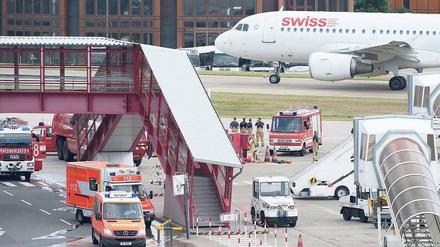Rettet Tegel! Am Sonnabend ging es aber ausnahmsweise nicht um die Frage, ob der Flughafen dauerhaft offengehalten werden soll – sondern um eine Katastrophenübung, bei der Polizei und Feuerwehr den Ernstfall probten.
