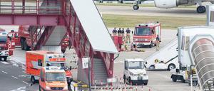 Rettet Tegel! Am Sonnabend ging es aber ausnahmsweise nicht um die Frage, ob der Flughafen dauerhaft offengehalten werden soll – sondern um eine Katastrophenübung, bei der Polizei und Feuerwehr den Ernstfall probten.