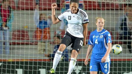 Der zweite Treffer fiel in der zweiten Halbzeit: Einen Schuss von Maier aus zehn Metern klatschte Gunnarsdottir ab, dort stand da Mbabi und hämmerte den Ball zu ihrem 42. Tor im 81. Länderspiel unter die Latte. Am Ende stand es 3:0 für die deutschen Fußball-Frauen.
