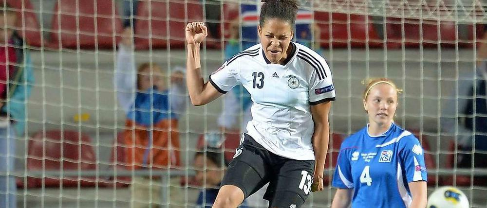 Der zweite Treffer fiel in der zweiten Halbzeit: Einen Schuss von Maier aus zehn Metern klatschte Gunnarsdottir ab, dort stand da Mbabi und hämmerte den Ball zu ihrem 42. Tor im 81. Länderspiel unter die Latte. Am Ende stand es 3:0 für die deutschen Fußball-Frauen.